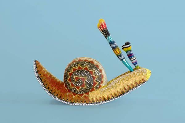 A cute and original snail by Pablo & Lucy Mendez. Finely painted with dots creating a very interesting texture. Extraordinary Mexican art from MexArt, London UK.