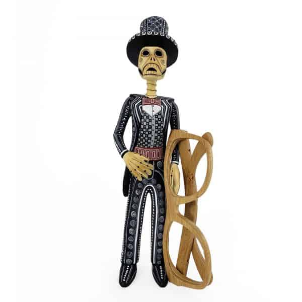 alebrijes-catrin-catrina-skelleton-couple handmade, hand carved pair of elegant skulls representing a catrin and a catrina with hats